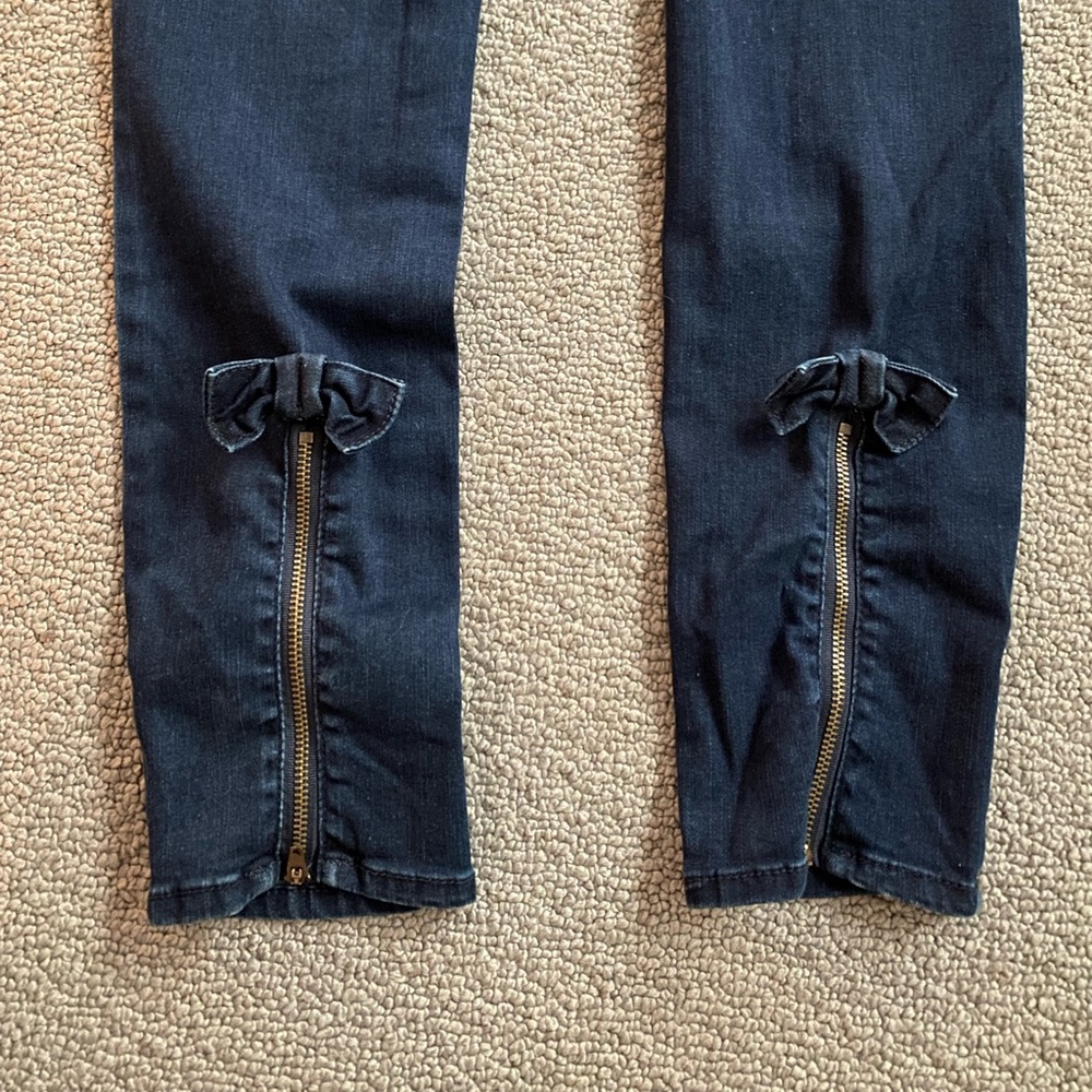 NWOT Super soft skinny jeans with zipper back and cute denim bow detail